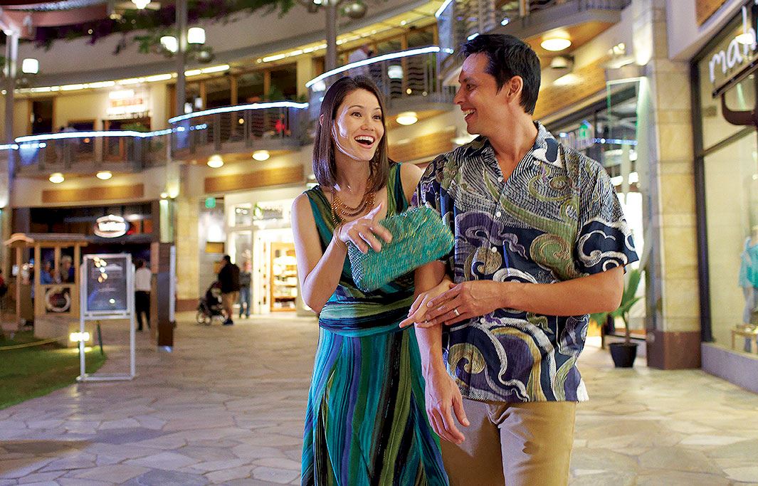 Shopping area at the resort kind of like an outdoor mall. - Picture of Hilton  Hawaiian Village Waikiki Beach Resort, Oahu - Tripadvisor